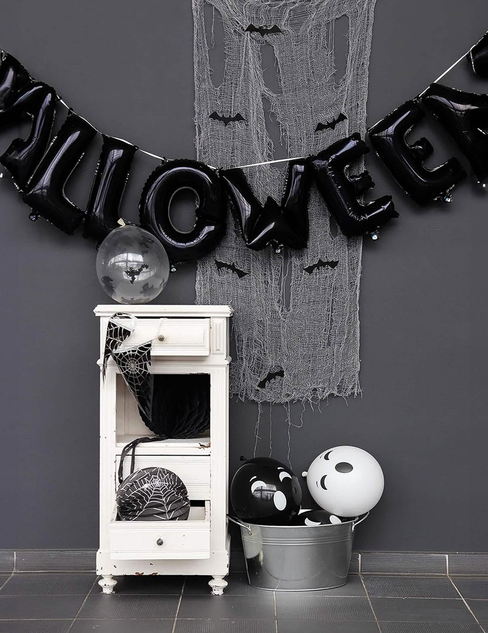 Сценична демонстрация на гирляндата от алуминиеви балони halloween с черни букви