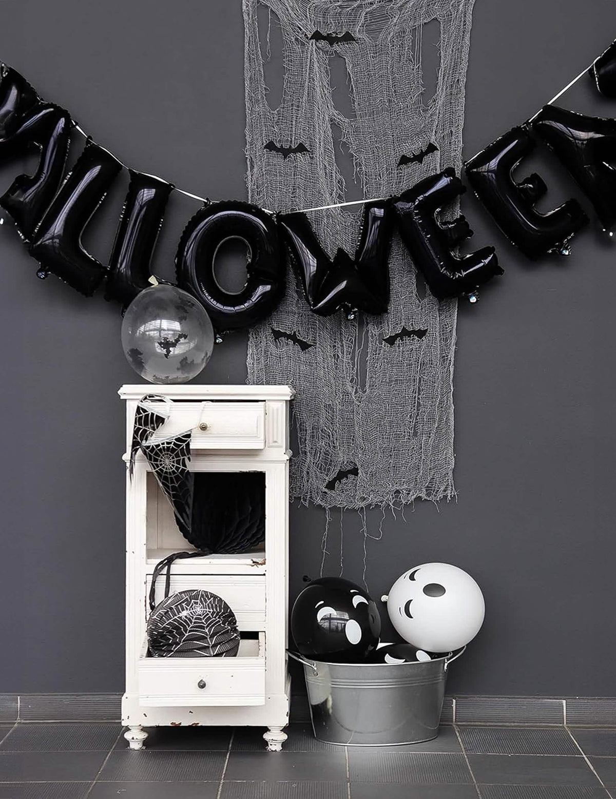 Сценична демонстрация на гирляндата от алуминиеви балони halloween с черни букви
