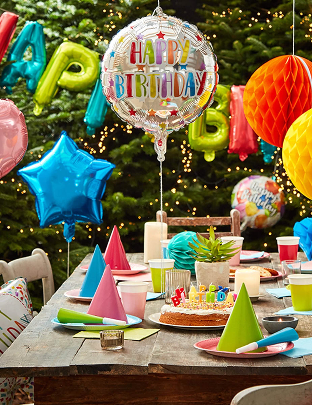 Поставяне на сцената на алуминиевата гирлянда от балони Happy Birthday за многоцветно парти