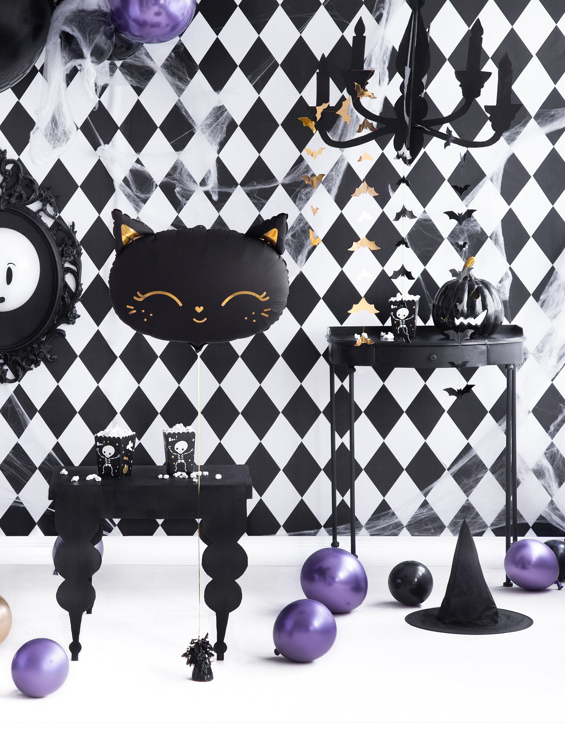 Mise en situation de la guirlande chauve-souris pour décoration noire