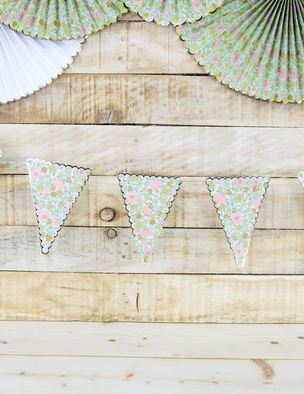 Крупен план на знаменцата на гирлянда от знаменца shabby fleurs liberty