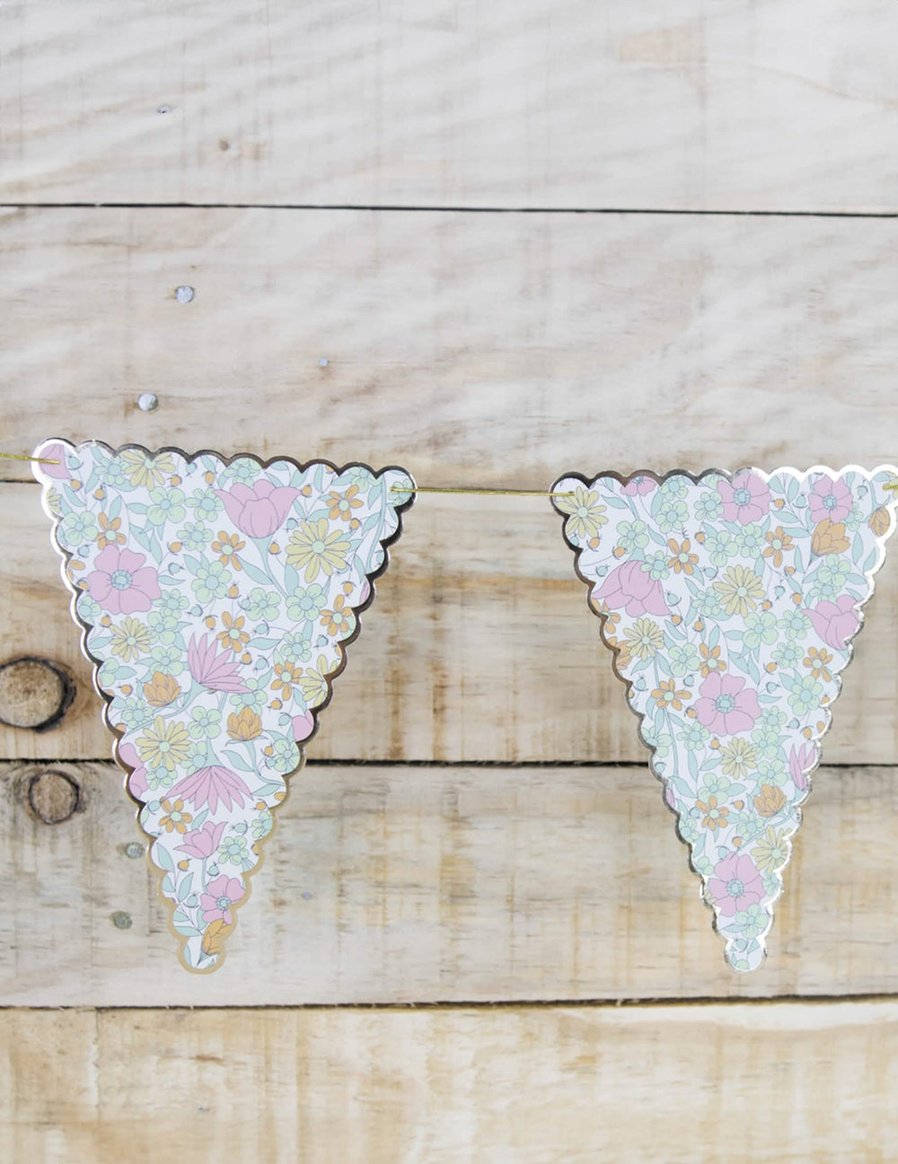 Детайл на висящите флагчета на гирляндата от флагчета shabby fleurs liberty