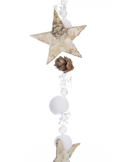 Détail de l'étoile et de la pomme de pin de la guirlande en bois étoiles et boules de coton