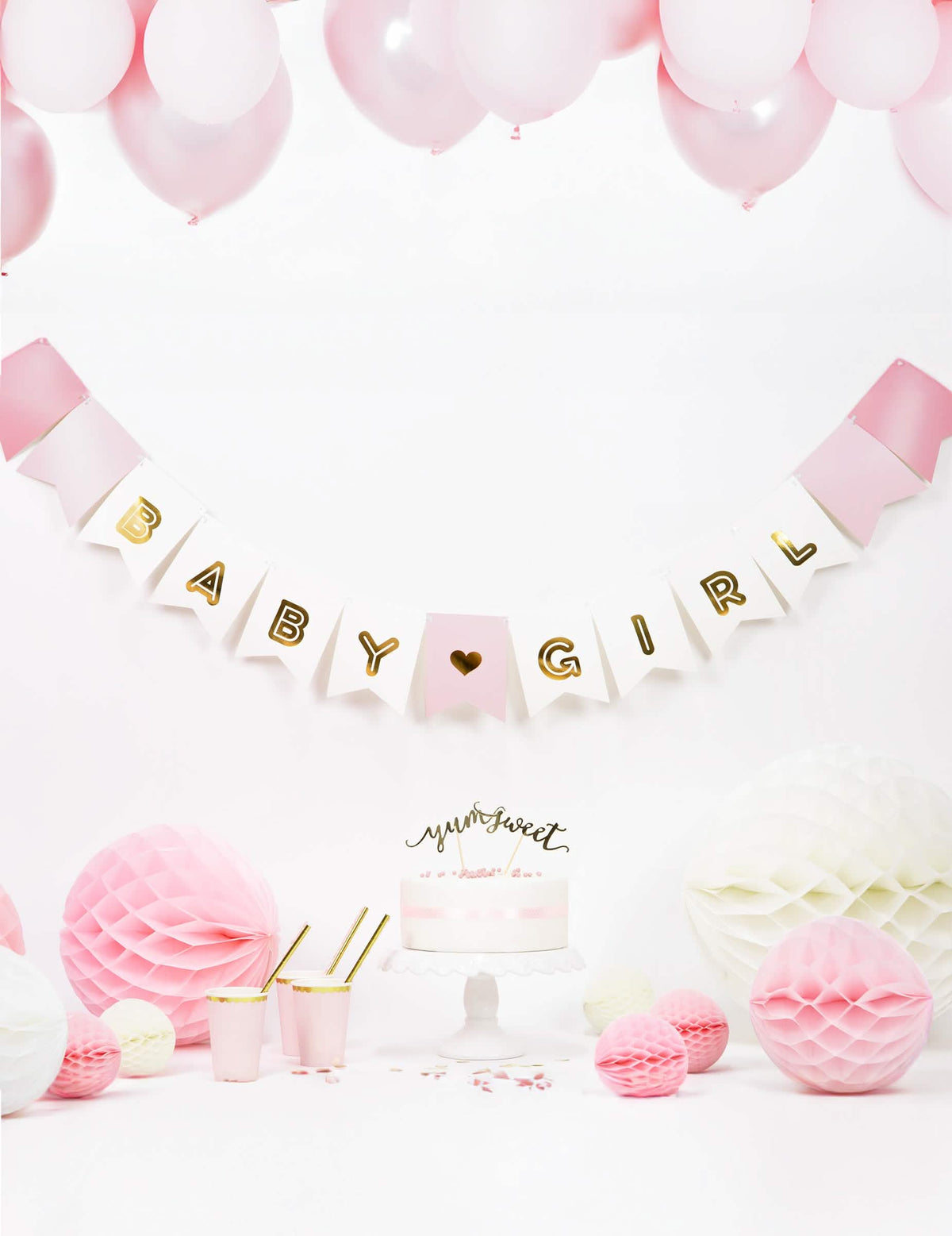 Празнична декорация с торта и балони от картонената гирлянда baby girl за baby shower
