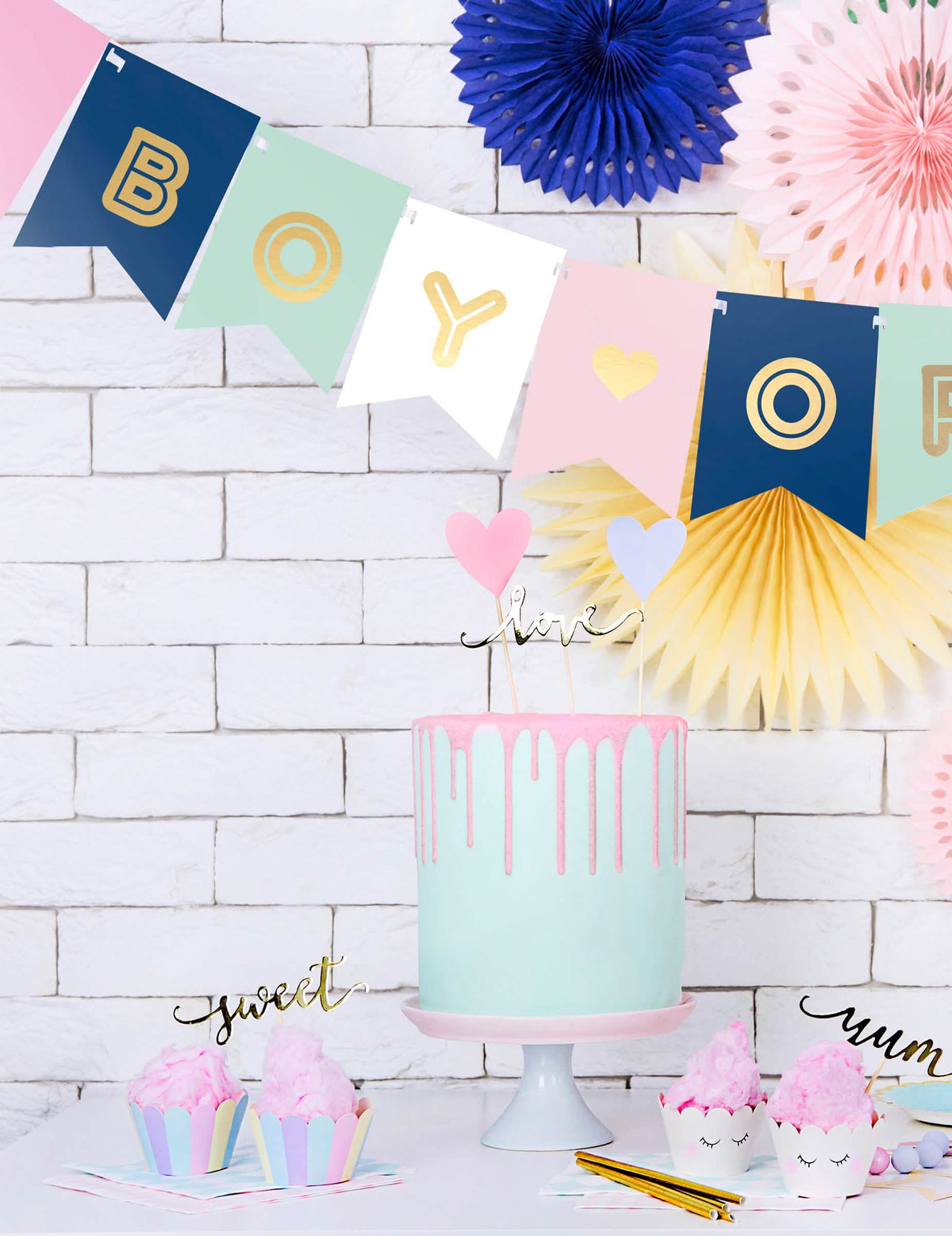 Аранжировка на хартиената гирлянда boy or girl за baby shower