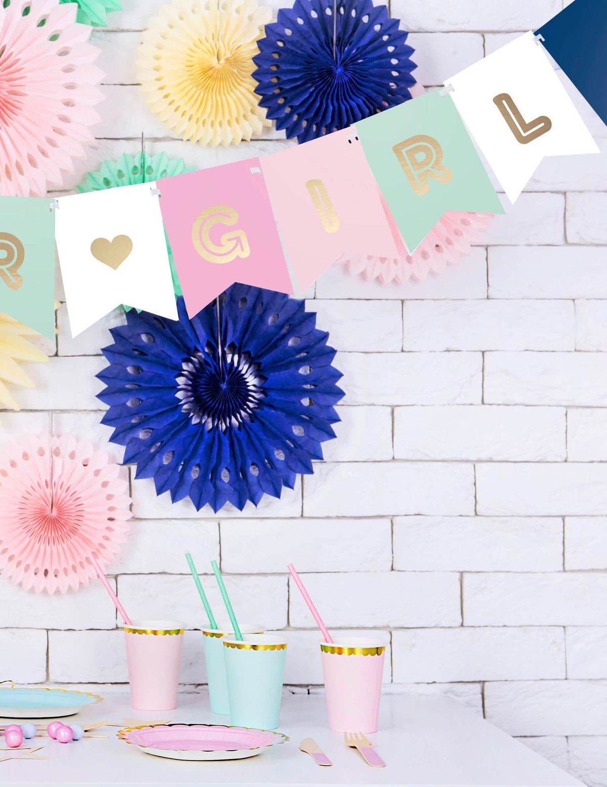 Увеличен кадър на флагчета GIRL на картонената гирлянда boy злато girl за baby shower