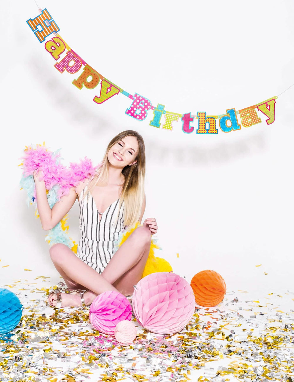 Представяне на хартиената гирлянда Happy Birthday