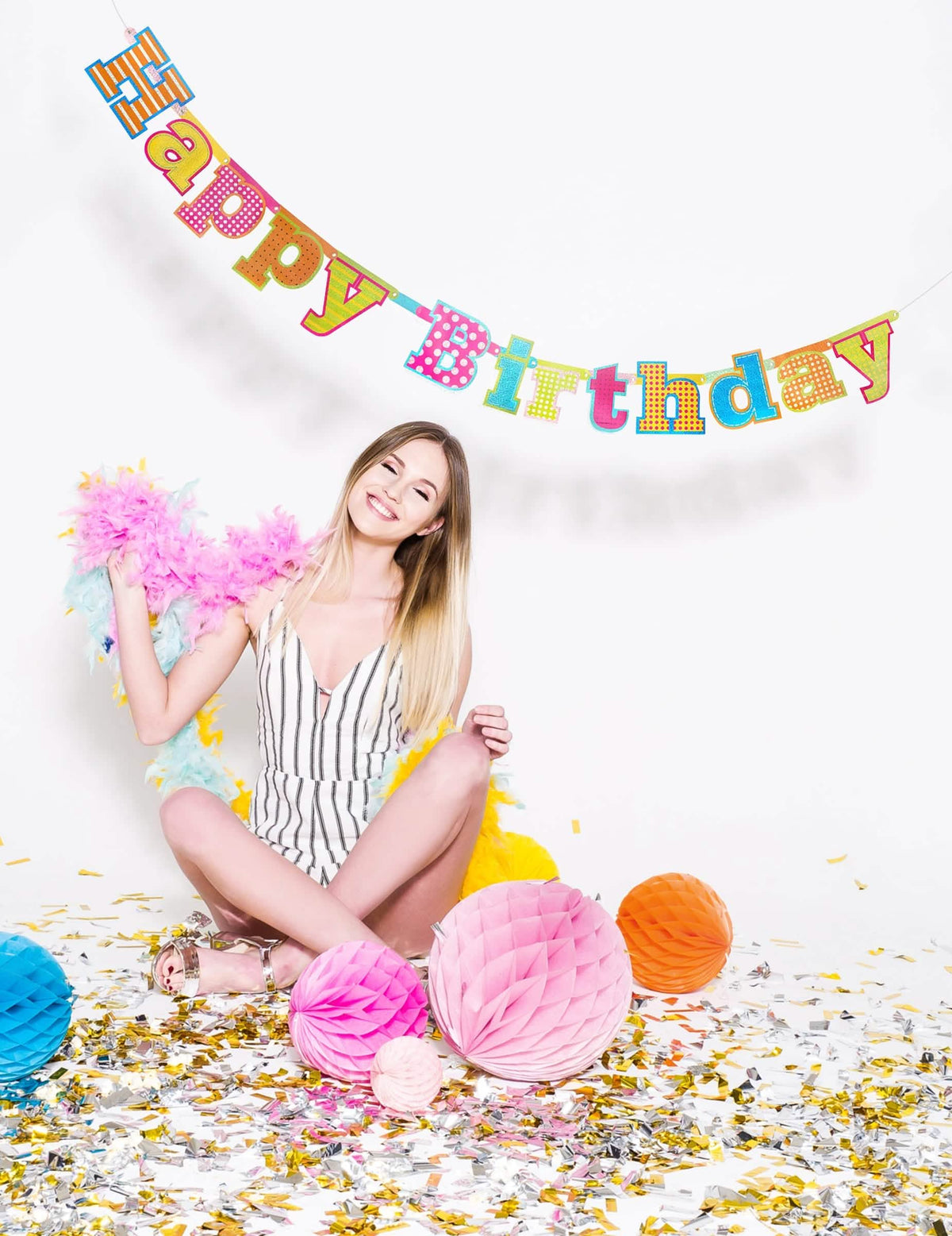 Представяне на хартиената гирлянда Happy Birthday