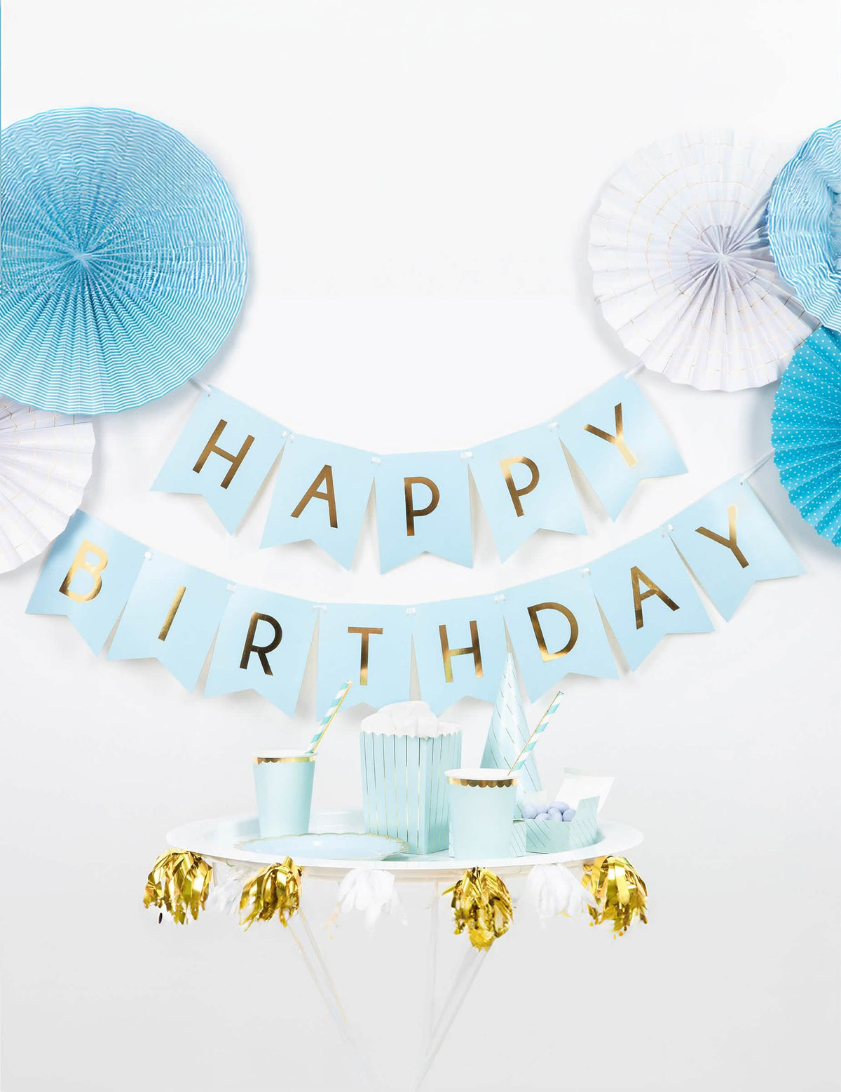 Поставяне на картонената гирлянда Happy Birthday за рожден ден