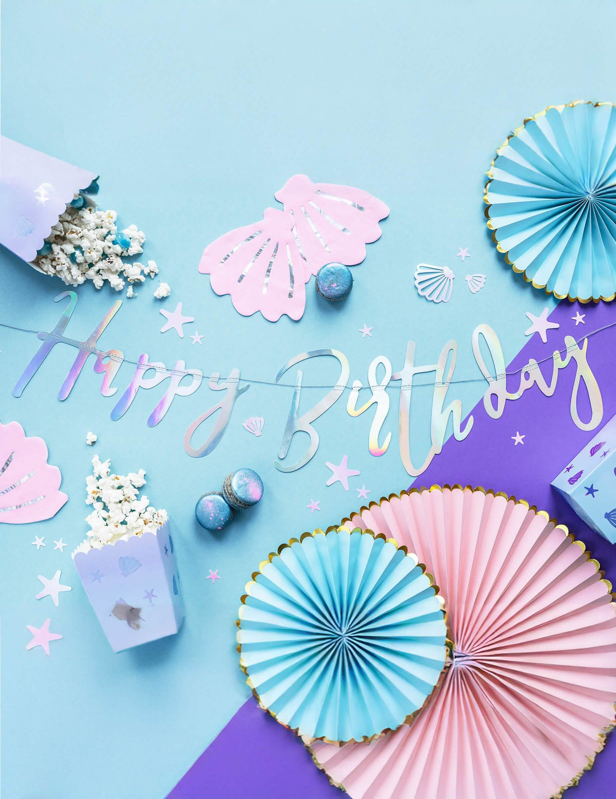 Поставяне на картонената гирлянда Happy Birthday