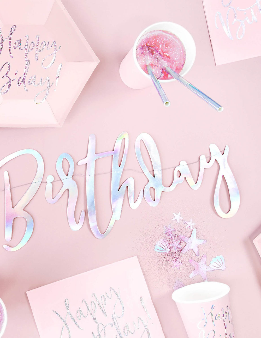 Детайл на надписа Birthday на картонената гирлянда Happy Birthday