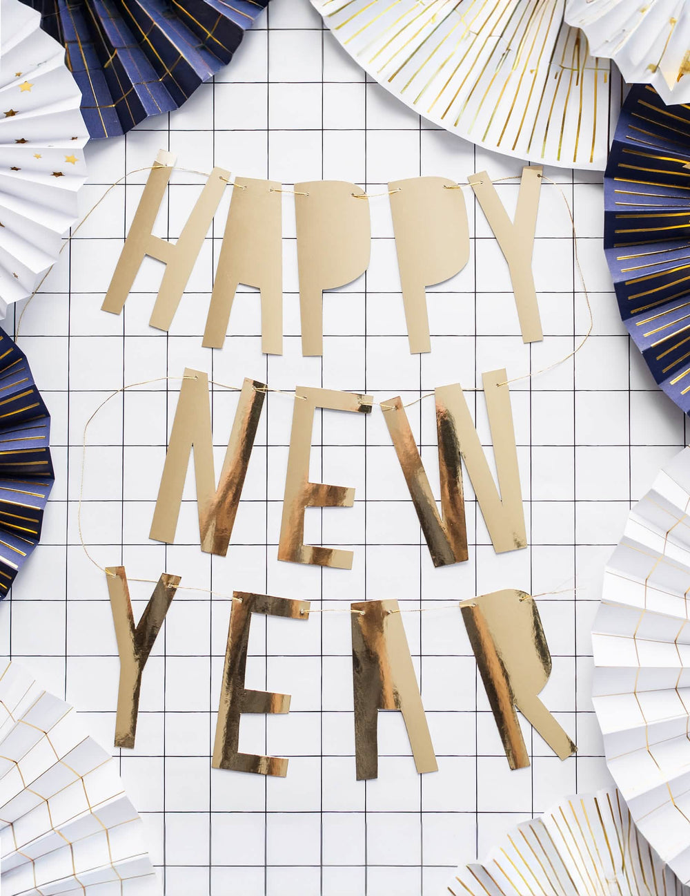 Преглед на картонената гирлянда Happy New Year