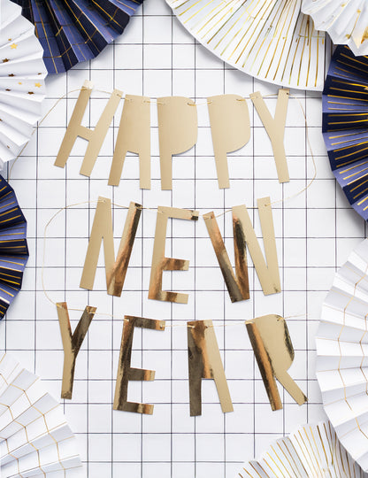 Златна гирлянда от картон "Честита Нова година" 10 x 90 cm парти декорации