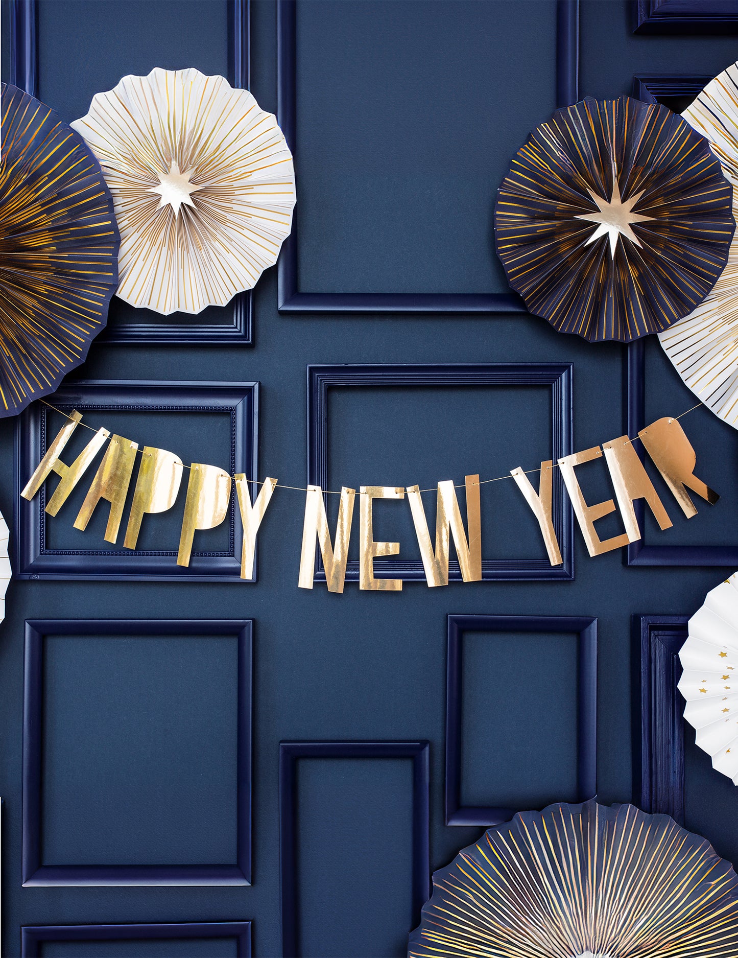 Златна гирлянда от картон "Честита Нова година" 10 x 90 cm парти декорации