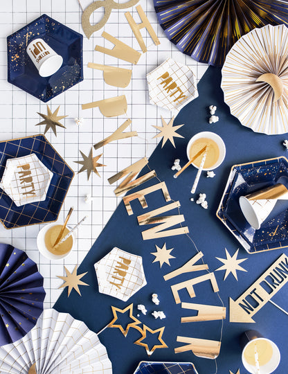 Златна гирлянда от картон "Честита Нова година" 10 x 90 cm парти декорации