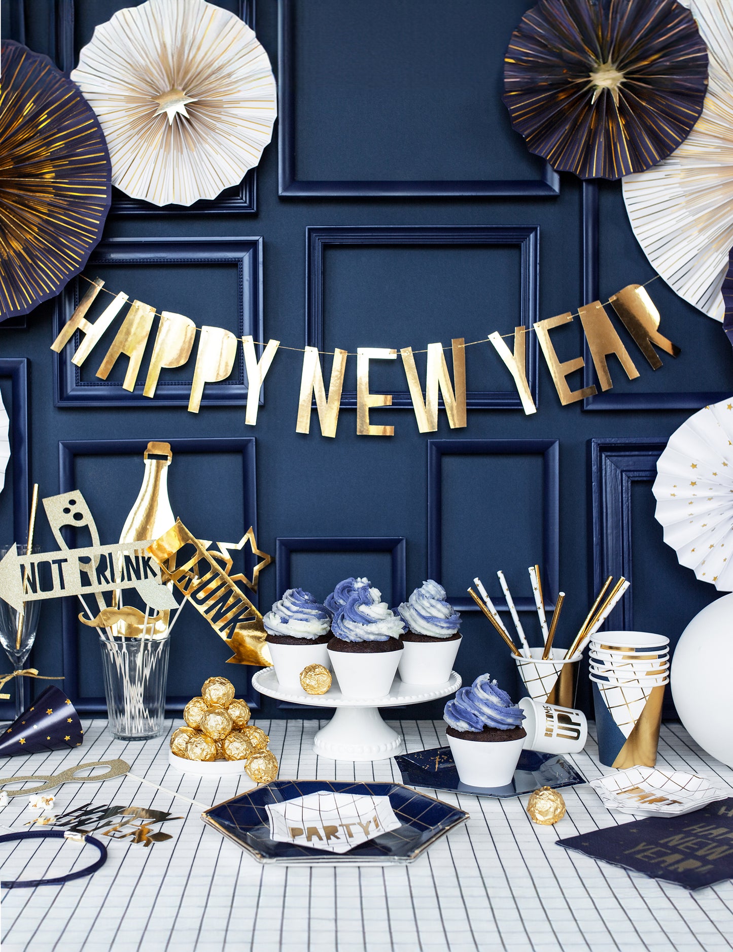 Златна гирлянда от картон "Честита Нова година" 10 x 90 cm парти декорации