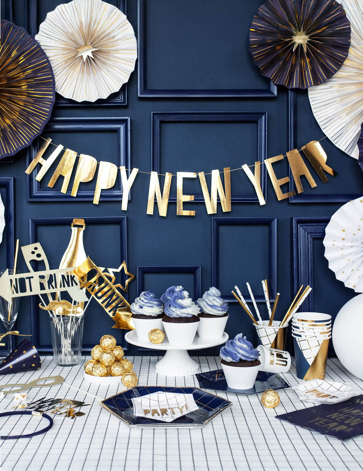 Създаване на празнична атмосфера за бюфет с картонената гирлянда Happy New Year