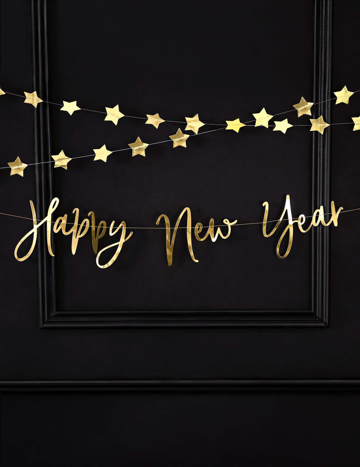 Сценична визия на златистата метализирана картонена гирлянда happy new year