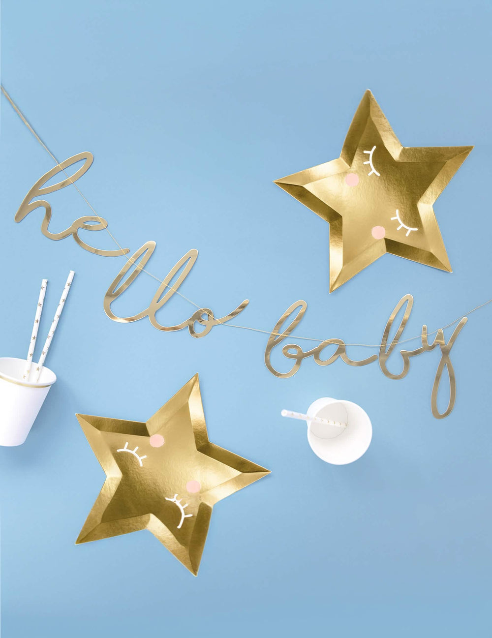 Сценична визия на картонената гирлянда hello baby за baby shower