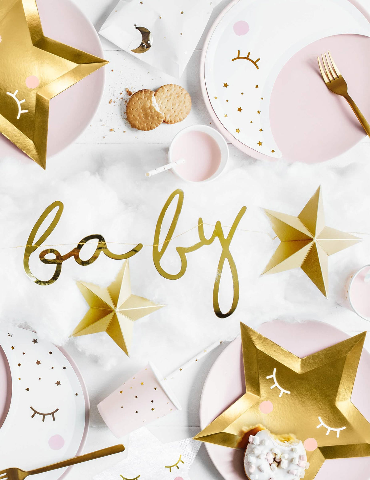 Крупен план на думата baby от картонената гирлянда hello baby за baby shower