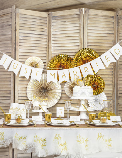 Mise en situation de la guirlande en carton Just Married pour mariage