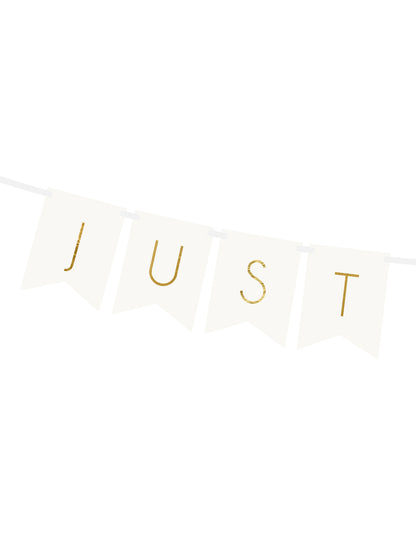 Gros plan sur les lettres de la guirlande en carton Just Married pour mariage