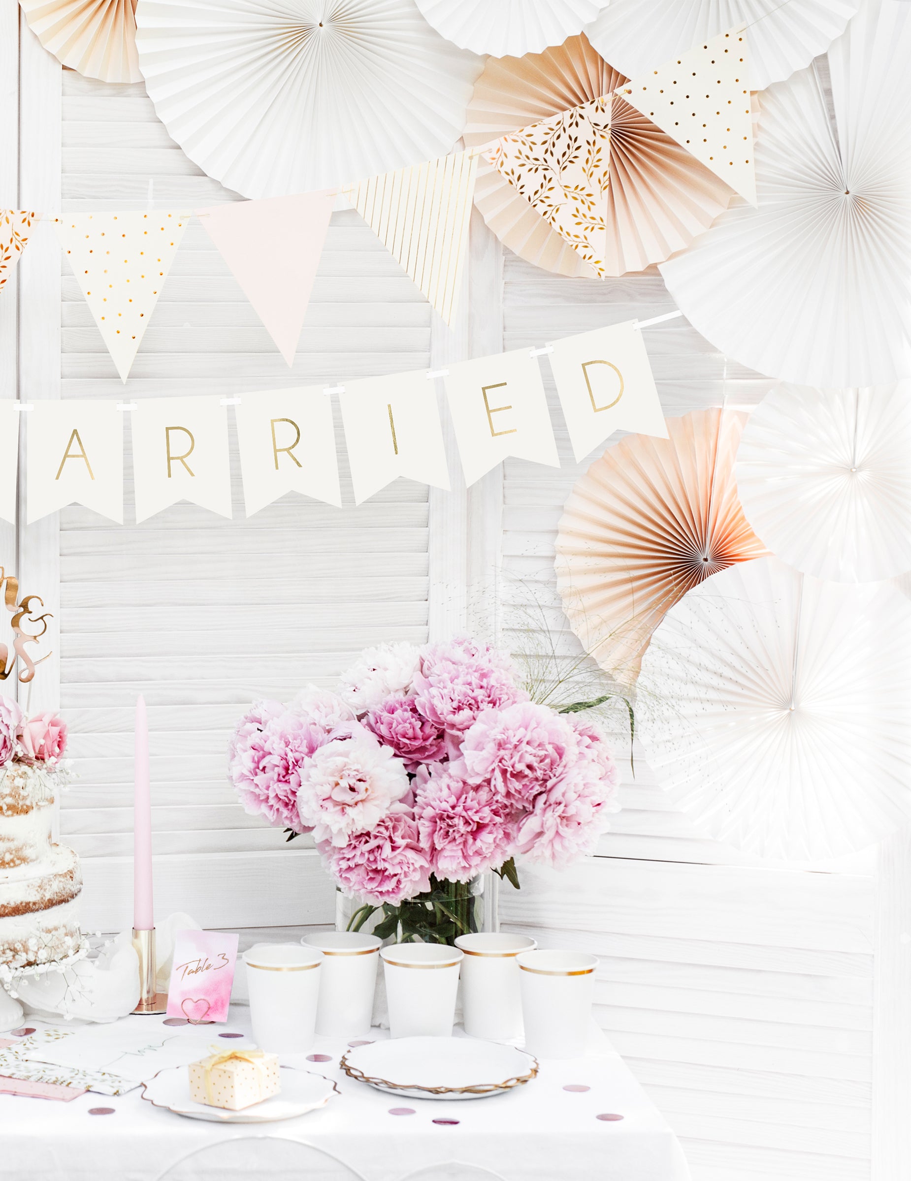 Mise en scène de buffet de mariage de la guirlande en carton Just Married pour mariage