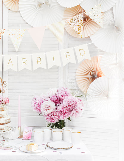 Mise en scène de buffet de mariage de la guirlande en carton Just Married pour mariage