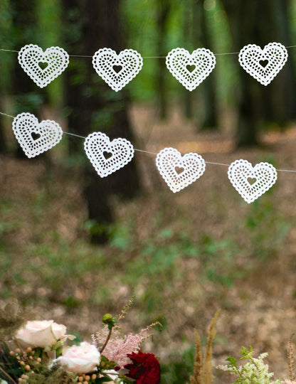 Хартиена гирлянда с бели дантелени сърца 8 cm x 1,8 м за сватба