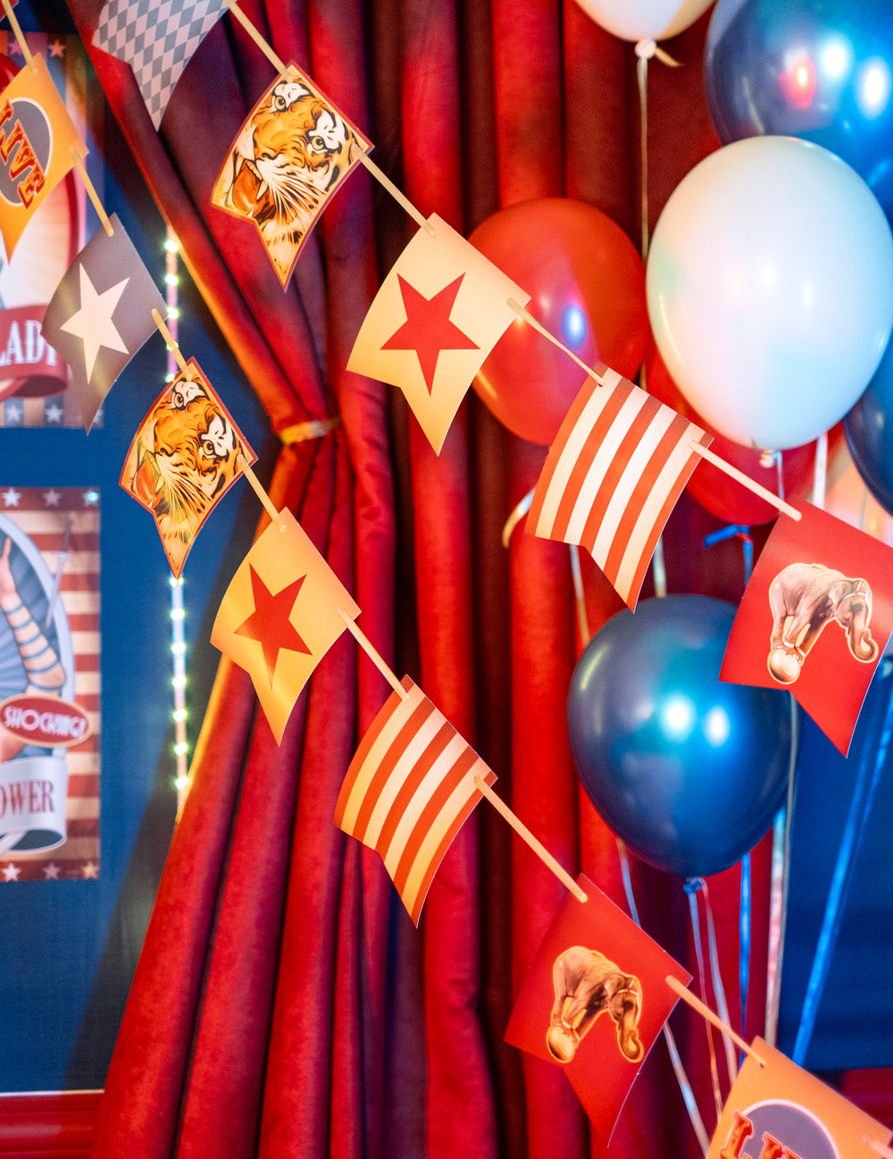 Mise en situation de la guirlande fanions Cirque Vintage