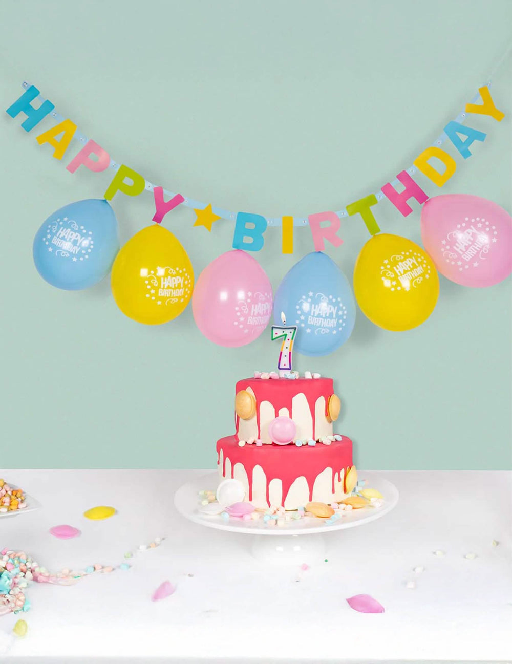 Сцена с торта и балони от буквена гирлянда Happy Birthday