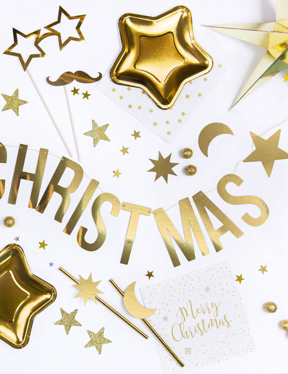 Поставяне на гирлянда Merry Christmas за коледа