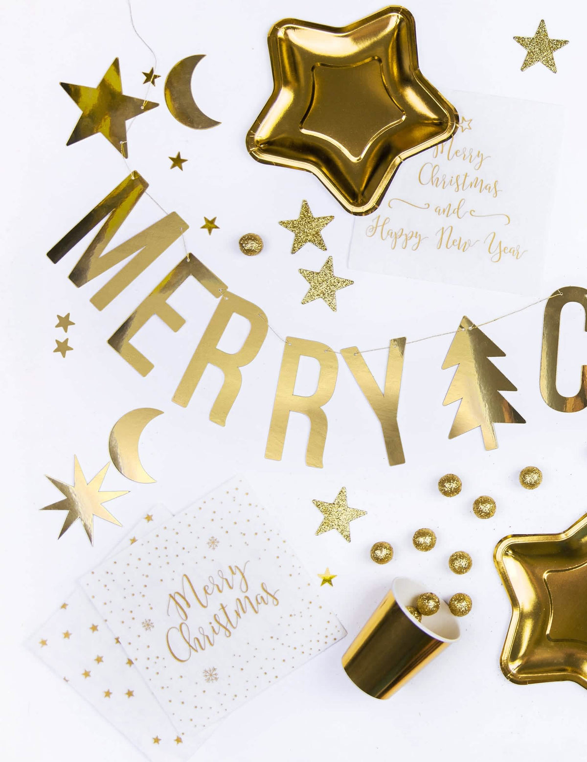 Ситуация с златна декорация на гирлянда Merry Christmas за коледа