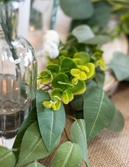 Détail du feuillage de la guirlande de pivoines, laurier et eucalyptus pour mariage blanche