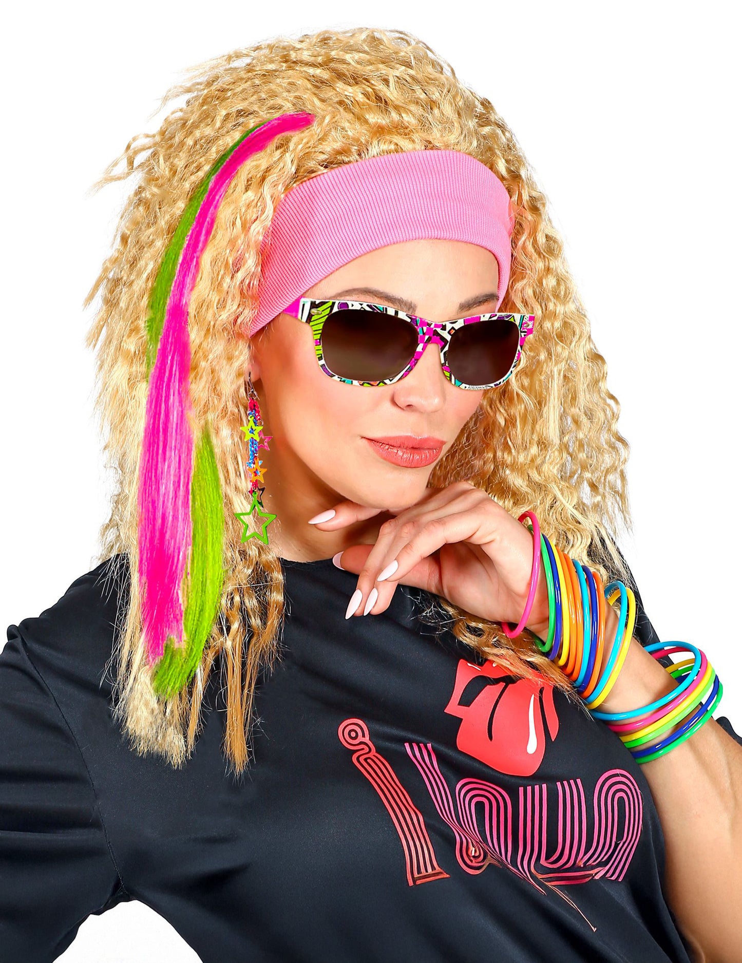 Близък план на лентата за глава и гривните от комплекта флуоресцентни аксесоари от 80-те години за момиче