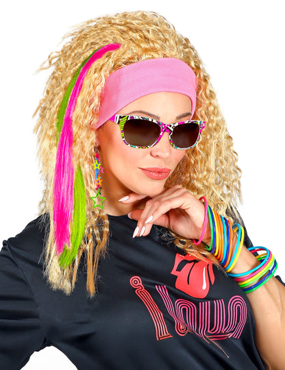 Близък план на лентата за глава и гривните от комплекта флуоресцентни аксесоари от 80-те години за момиче