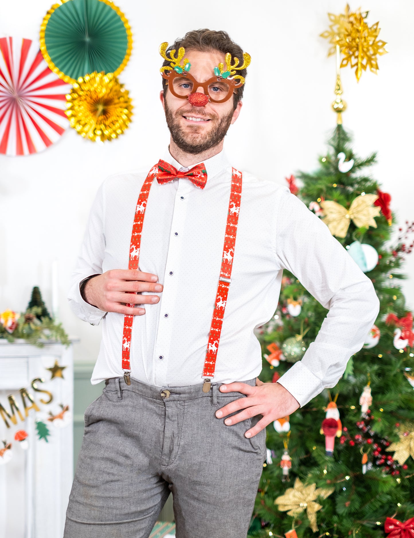 Vue de face portée du kit accessoires renne de Noël pour adulte