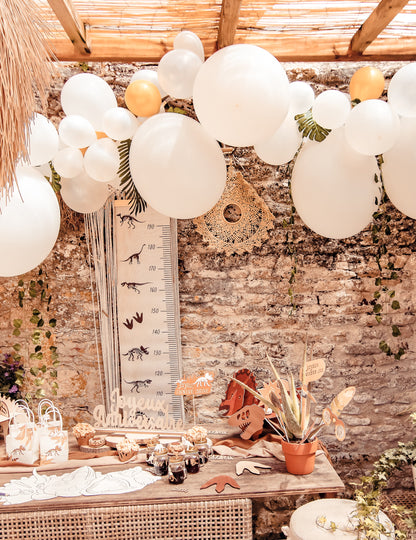 Комплект от 55 балона - арка в бяло и златисто с бръшлян и тропически листа, шикозна декорация