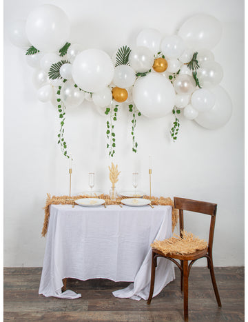 Комплект от 55 балона - арка в бяло и златисто с бръшлян и тропически листа, шикозна декорация