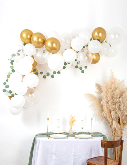 Kit arche de 60 ballons blanche et or pour fête avec eucalyptus végétale