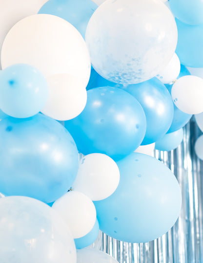 Détail de l'assemblage du kit arche de 70 ballons dégradé de bleu et blanc