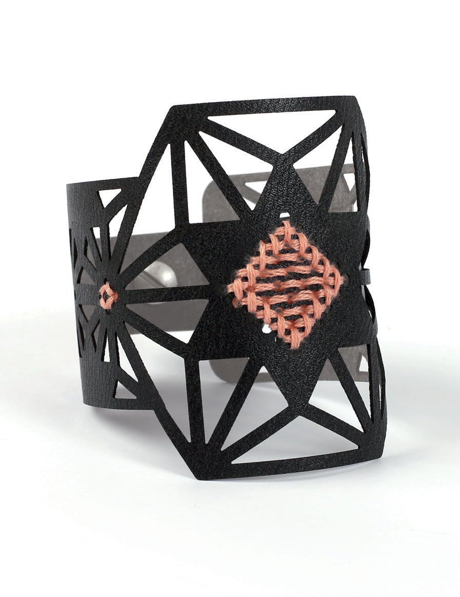 Комплект за бродиране на гривна с черна кожена звезда и розов конец