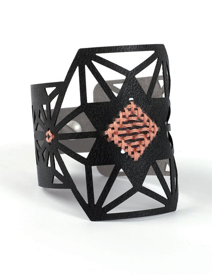 Комплект за бродиране на гривна с черна кожена звезда и розов конец