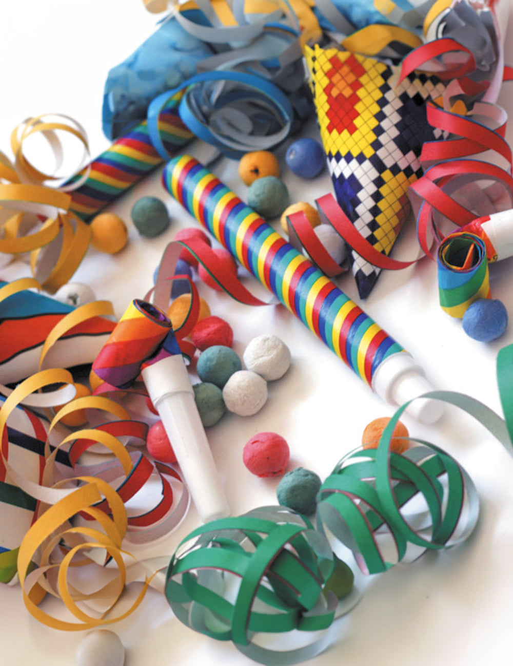 Gros plan sur les accessoires du Kit cotillons multicolores pour 10 personnes