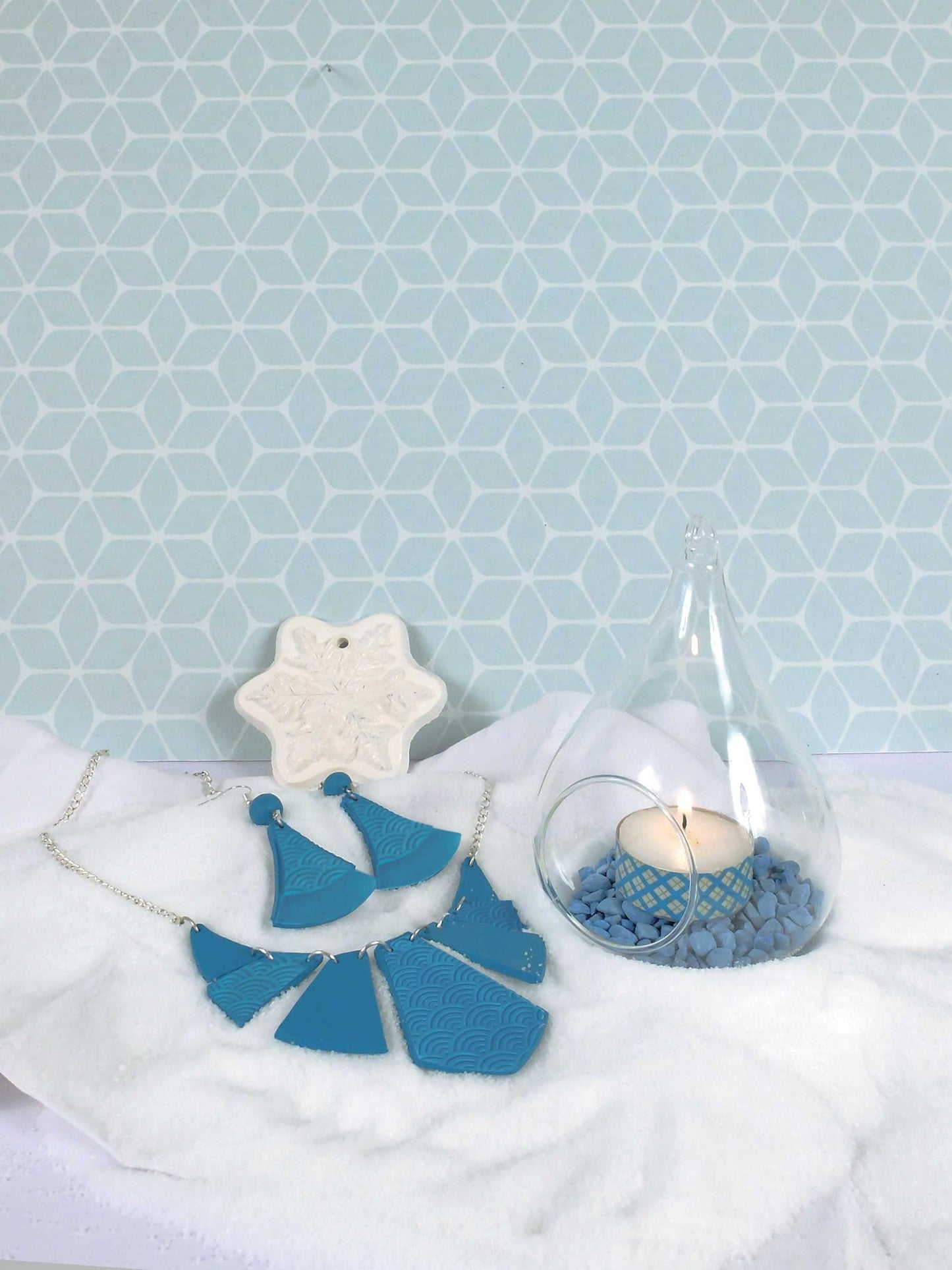 Mise en scène décorative du kit création de bijoux parure pour adulte turquoise en pâte fimo