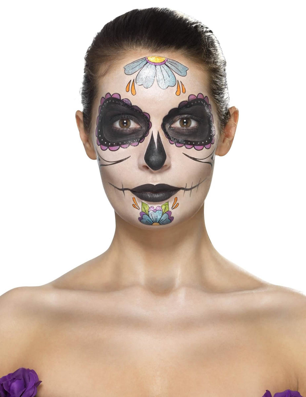 Детайл на крайния грим на комплект грим Dia de los muertos за жена с сини цветя