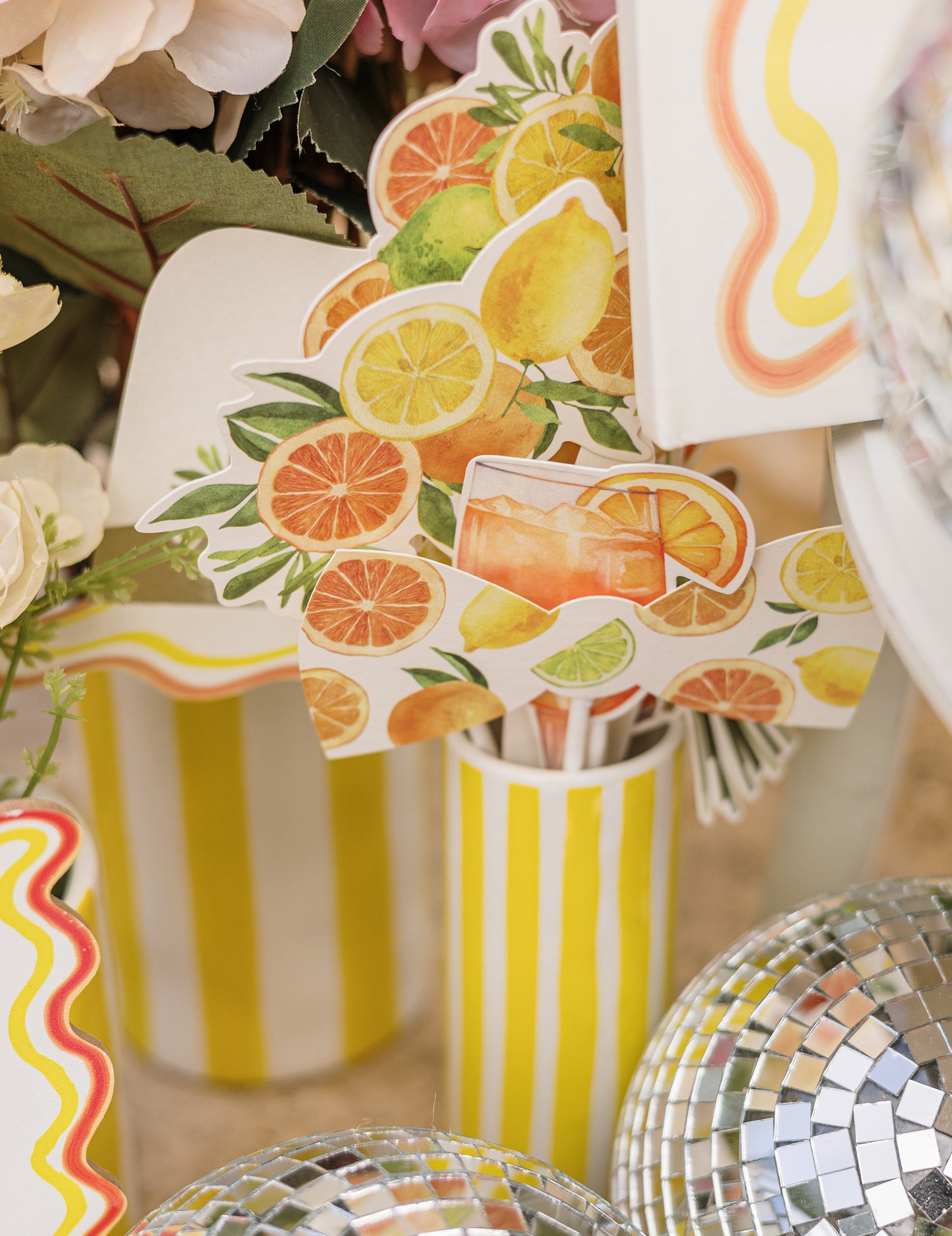 Комплект за фотокабина Fizz Citrus с кремава, оранжева и златна хартия и празнични аксесоари