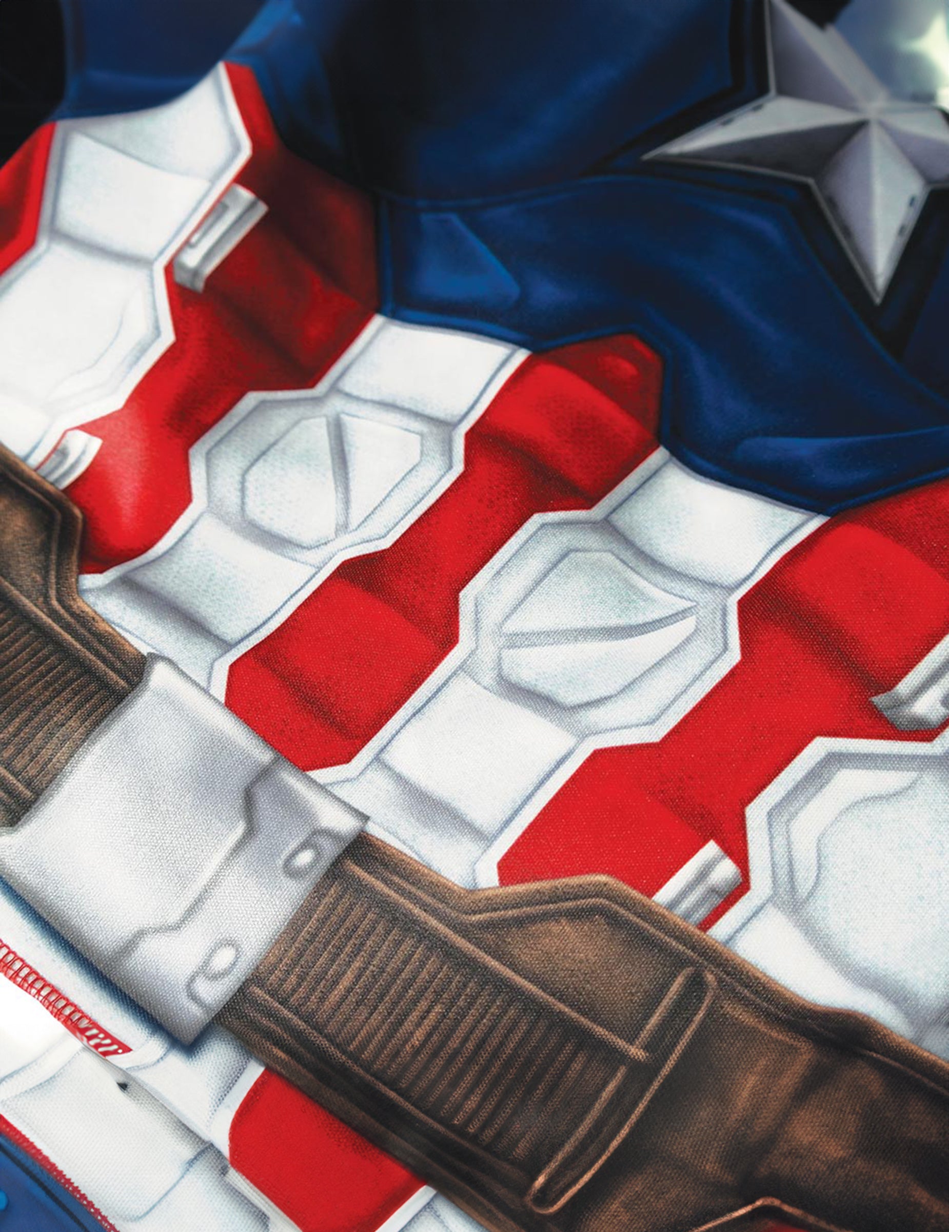 Détail de l'imprimé effet armure du kit top et masque Captain America pour enfant