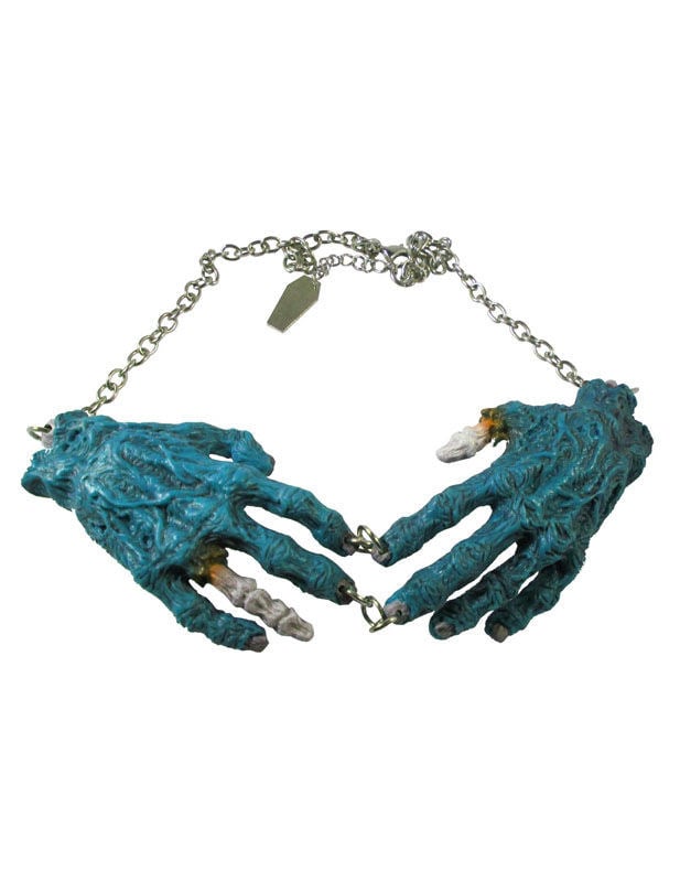 Collier gothique mains zombies pour adulte bleu et argenté