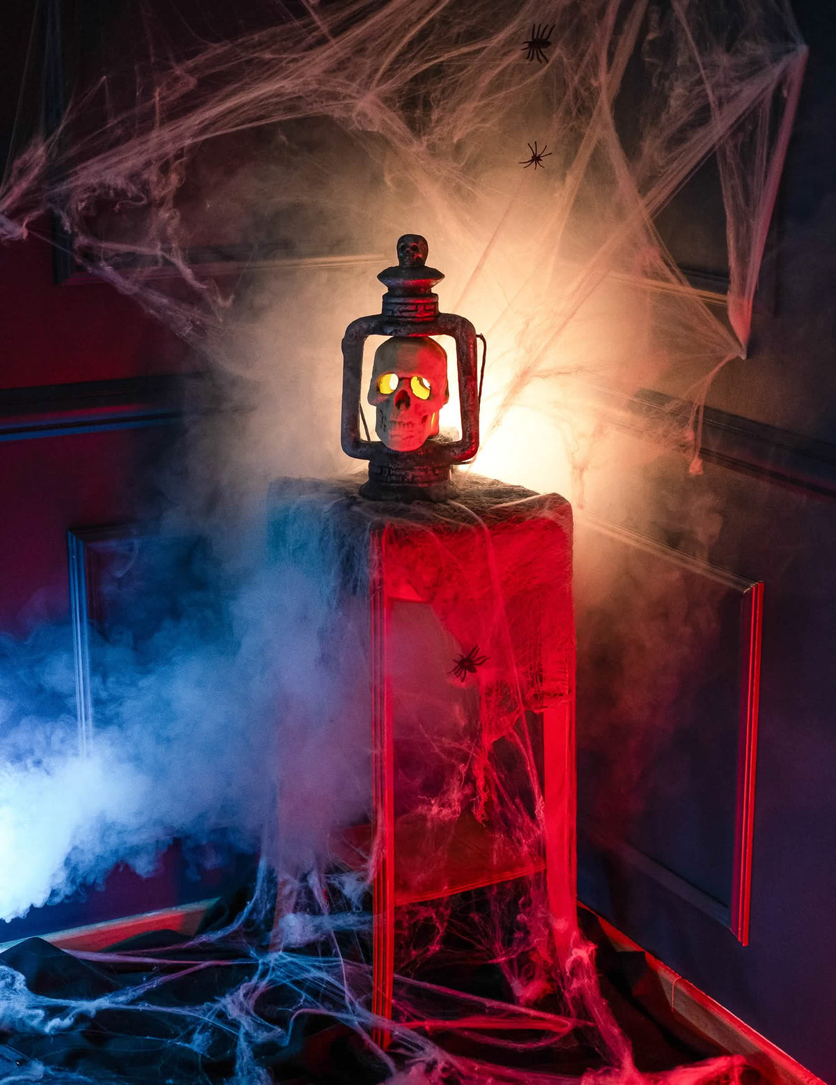 Поставяне на Halloween фенер-череп